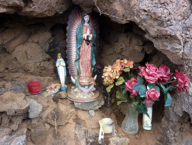 Piden a autoridades remover altar del Cerro de la "A"